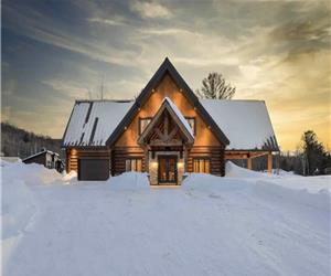 Chaleureux chalet en bois rond, bord de lac   et cadre idyllique face aux pistes de ski