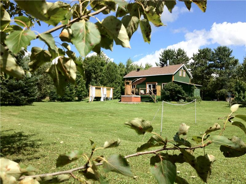 maison de campagne avec lac privé Chalet à vendre SteApollinede